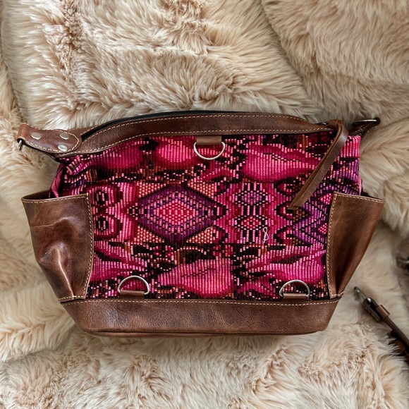 Intrinsic Flair Pequena Crossbody/Backpack Bag. Leather and Embroidery - Picture 6 of 6